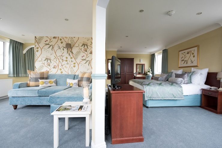 Bromley Court Hotel - A room with a bed, a sofa, and a TV available for events.
